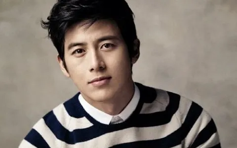 Agensi Go Soo melaporkan sebuah agensi model karena kasus penggelapan. ©soompi.com