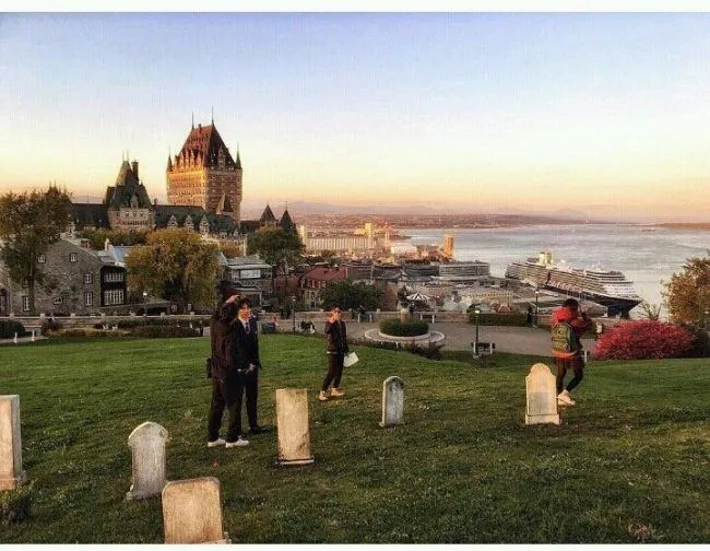 Gong Yoo saat syuting di  The Parc du Bastion-de-la-Reine © via koreaboo.com