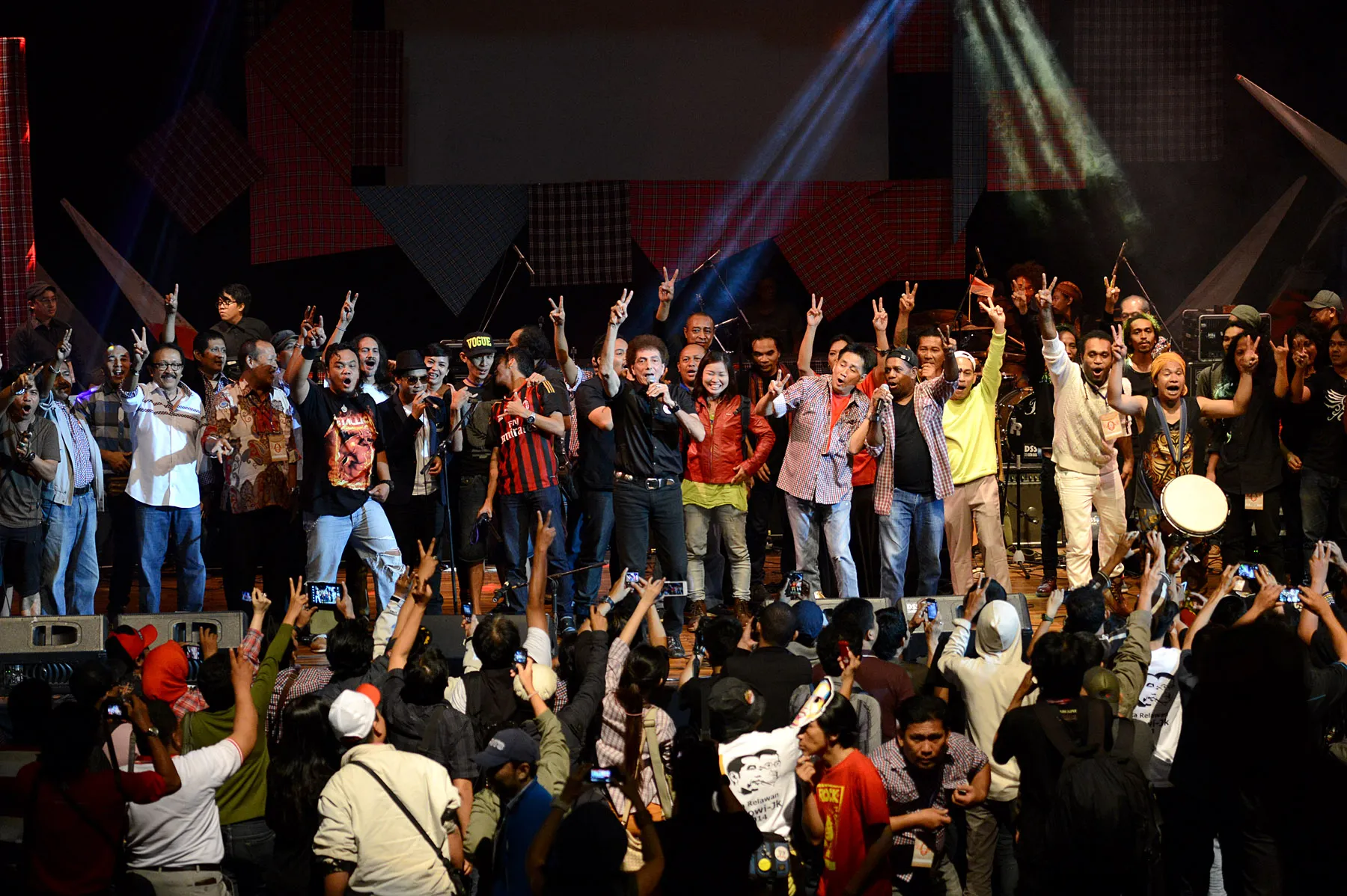 Panggung Mendadak Penuh Saat God Bless Tampil/@Foto: KapanLagi.com®/Bambang