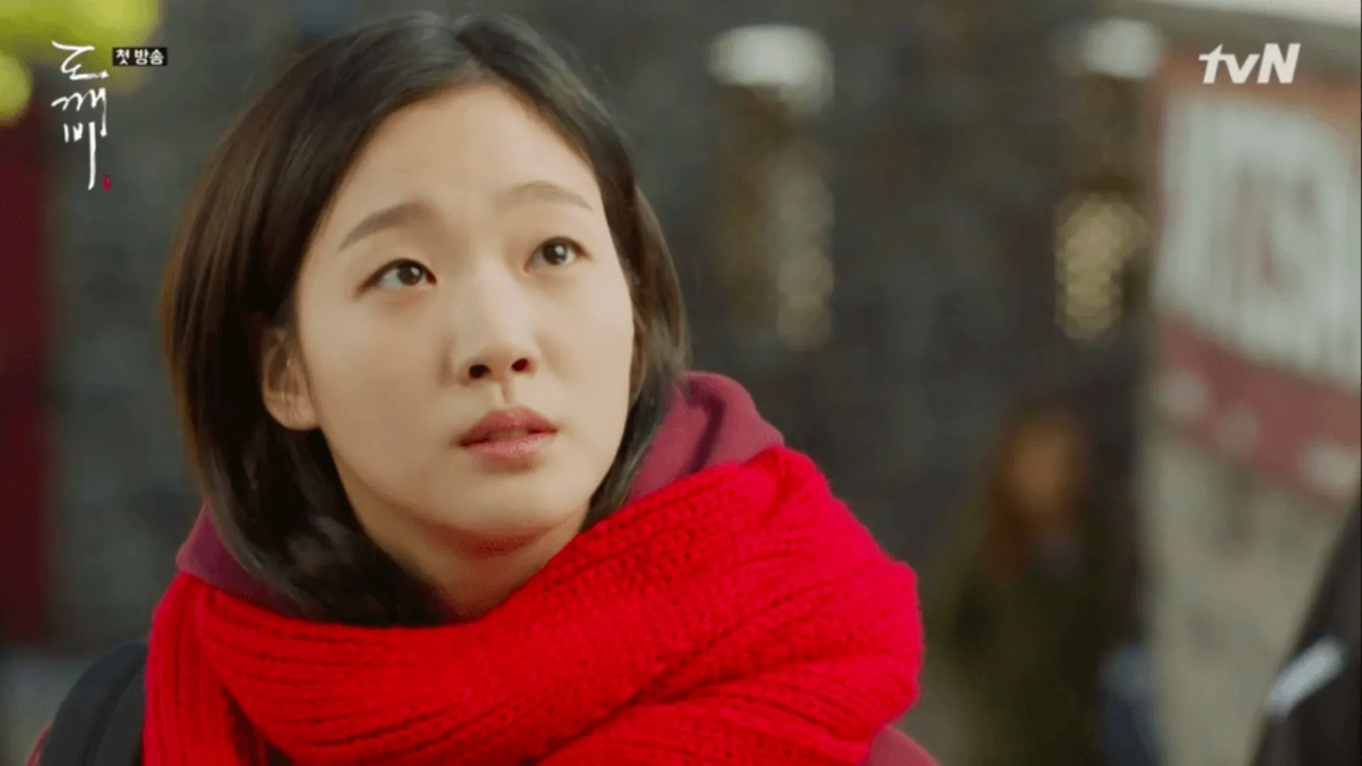 3. Syal Merah Kim Go Eun di GOBLIN