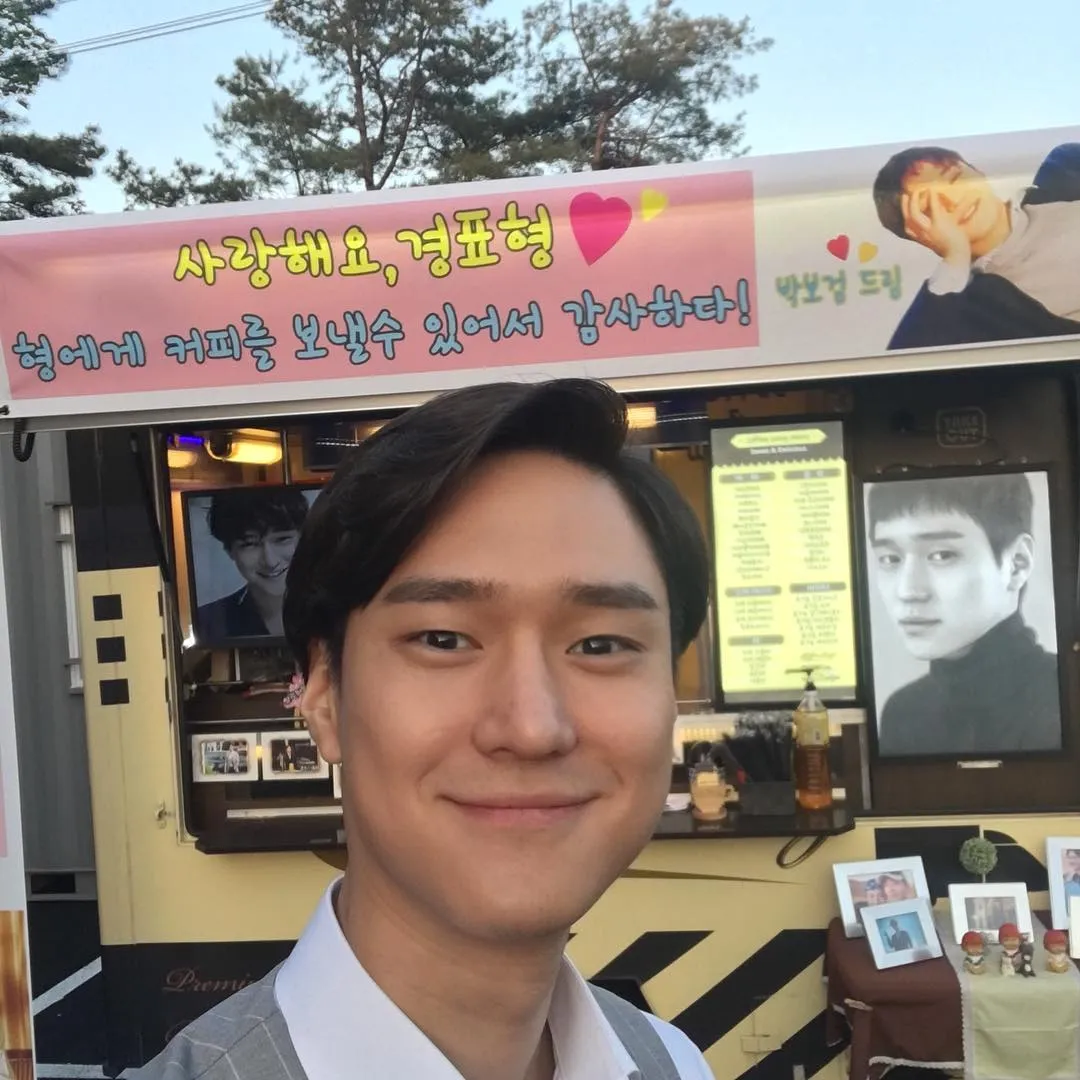 Gp Kyug Pyo dapat kiriman coffee truck dari Park Bo Gum. ©Instagram/kopular