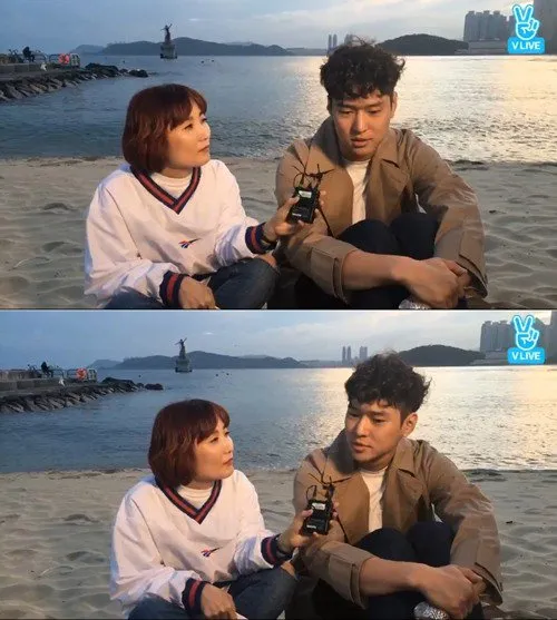Go Kyung Pyo (kanan) saat membicarakan tentang Yoona dan Minho © Naver V Live