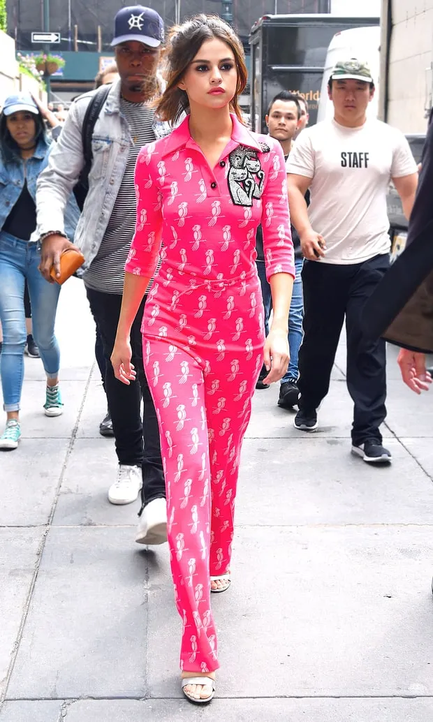 Selena mendadak tampil mencolok dengan outfit pink menyala ini © usmagazine.com