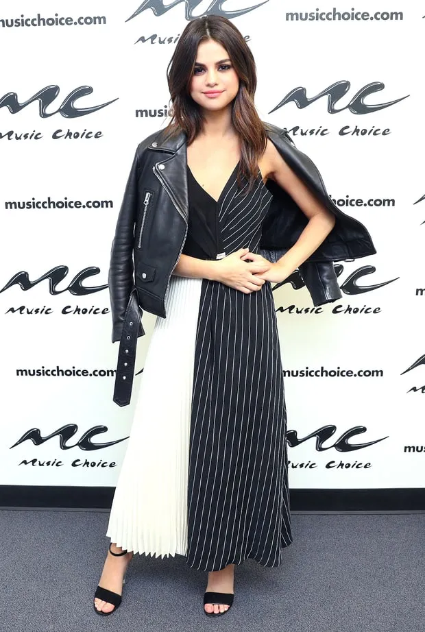 Selena kembali tampil dewasa dan elegan dengan outfit monochrome © usmagazine.com