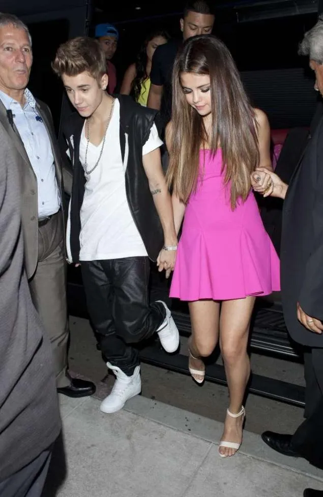 Saran Chris Brown, agar Justin Bieber berhenti main-main dengan Selena Gomez. ©Splash
