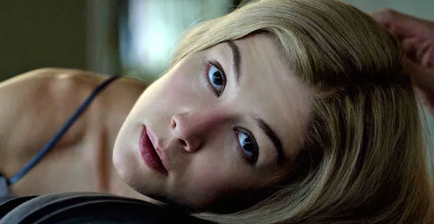Rosamund Pike sebagai Amy Dunne di GONE GIRL © Fox