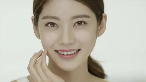 Gong Seung Yeon jadi model produk kosmetik © soompi.com