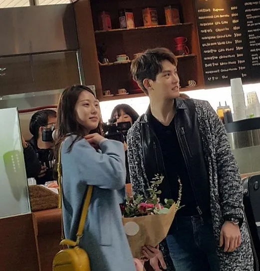 Jong Hyun CN Blue dan Gong Seung Yun yang ketahuan syuting We Got Married. @soompi.com