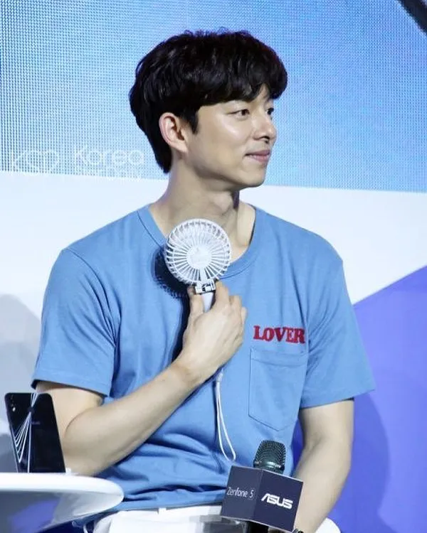 Gong Yoo menghadiri event promosi Zenfone di Taiwan kenakan kaos Lover keluaran BIANCA CHANDON. © Korea Star Daily