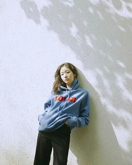 Kim Go Eun kenakan hoodie BIANCA CHANDON bertuliskan Lover. © Esquire Magazine
