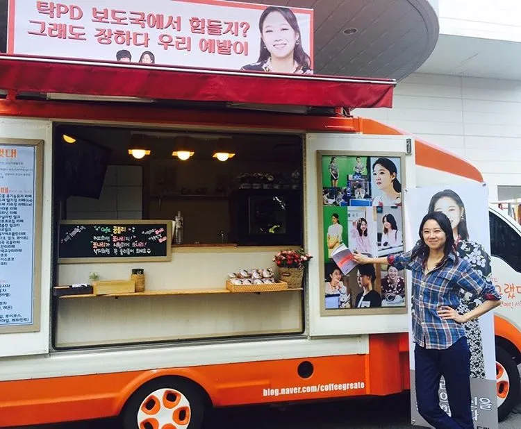 Gong Hyo Jin pose di depan truk makanan © instagram.com/rovvxhyo