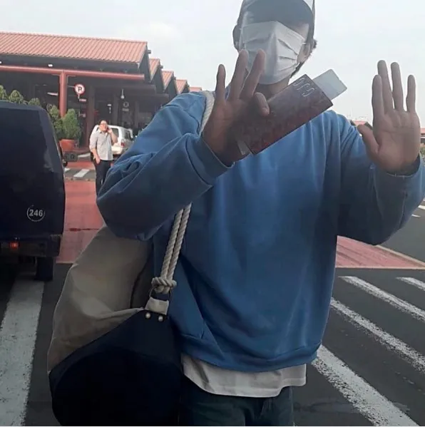 Para penggemar yang berada di lokasi yang sama pun mengabadikan kedatangan Gong Yoo di tanah air. /©instagram.com/kdramafrenzy