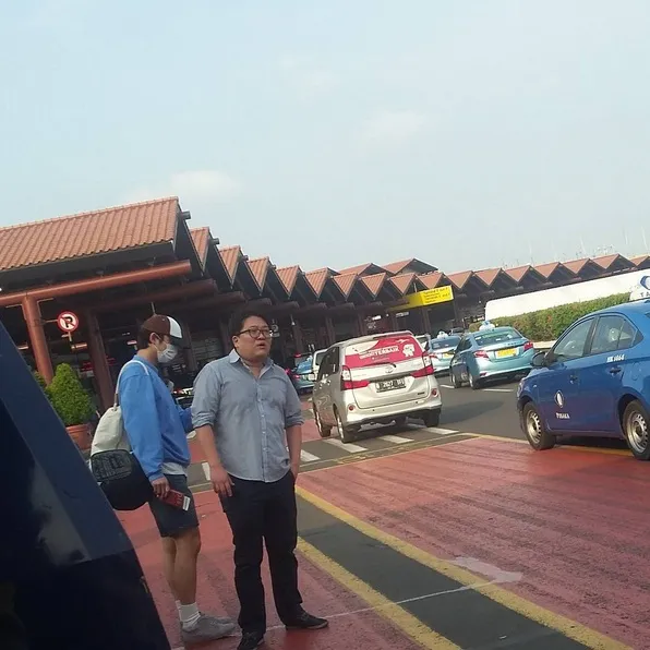 Gong Yoo hadir di bandara dengan mengenakan busana yang casual lengka dengan masker wajah dan sebuah topi. /©instagram.com/hayarakki