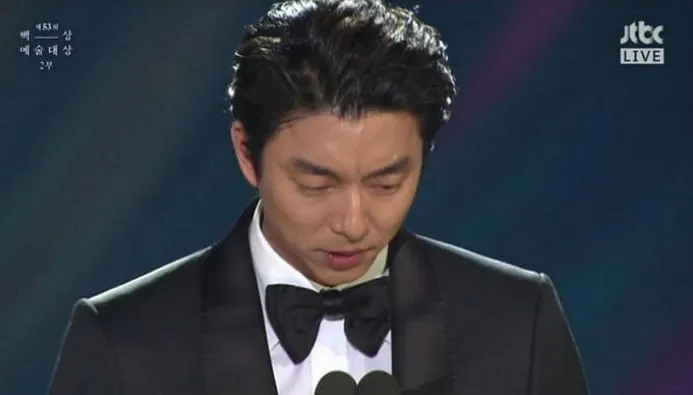 Gong Yoo saat memberikan sambutan di Baksang Arts Awards 2017. ©JTBC