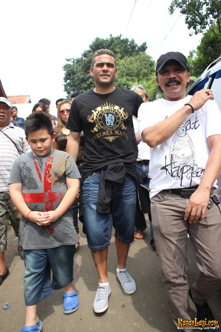 Oppie menemani Gonzales yang memberikan sumbangan kepada warga yang terkena banjir. @KapanLagi.com/Busan