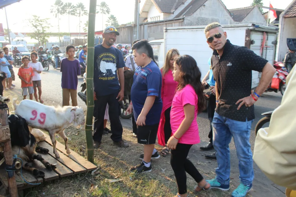 Gonzales saat memilih hewan kurban © merdeka.com/Darmadi Sasongko