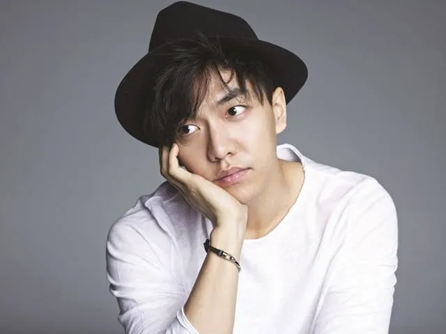 Lee Seung Gi berangkat wamil hari ini (1/2). © allkpop.com