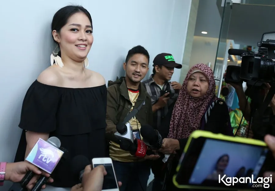 Gracia Indri lebih memilih kerokan daripada ke dokter. © KapanLagi.com/Agus Apriyanto