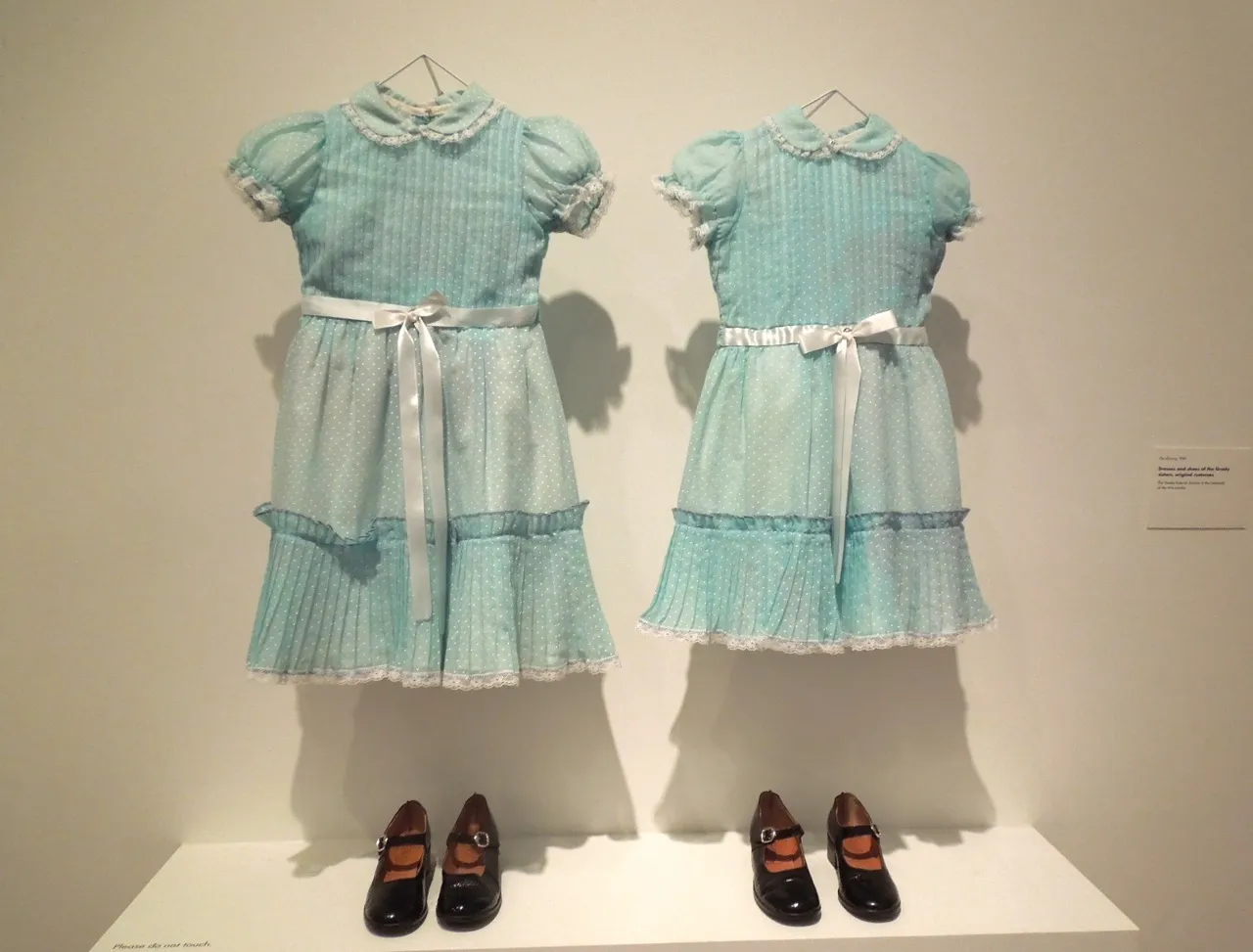 Gaun biru rancangan Milena untuk si kembar dalam film horor THE SHINNING/©hollywoodmoviecostumesandprops.blogspot.com