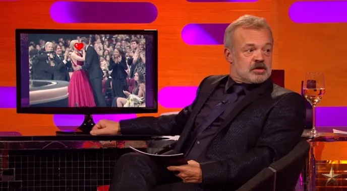 Graham Norton menanyakan soal insiden Nicole dan Alex ciuman © Youtube.com
