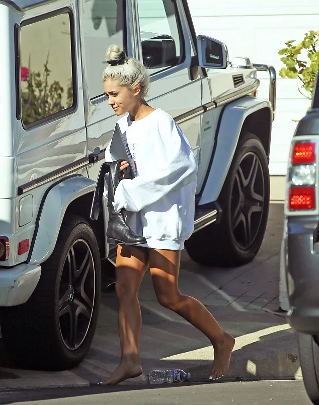 Ariana terburu-buru hingga tak sempat pakai sepatu © dailymail.co.uk