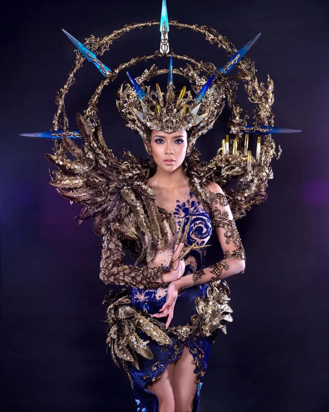 5 batu pada bagian lingkaran bulan ini melambangkan Pancasila. /©instagram.com/mayaratihcouture