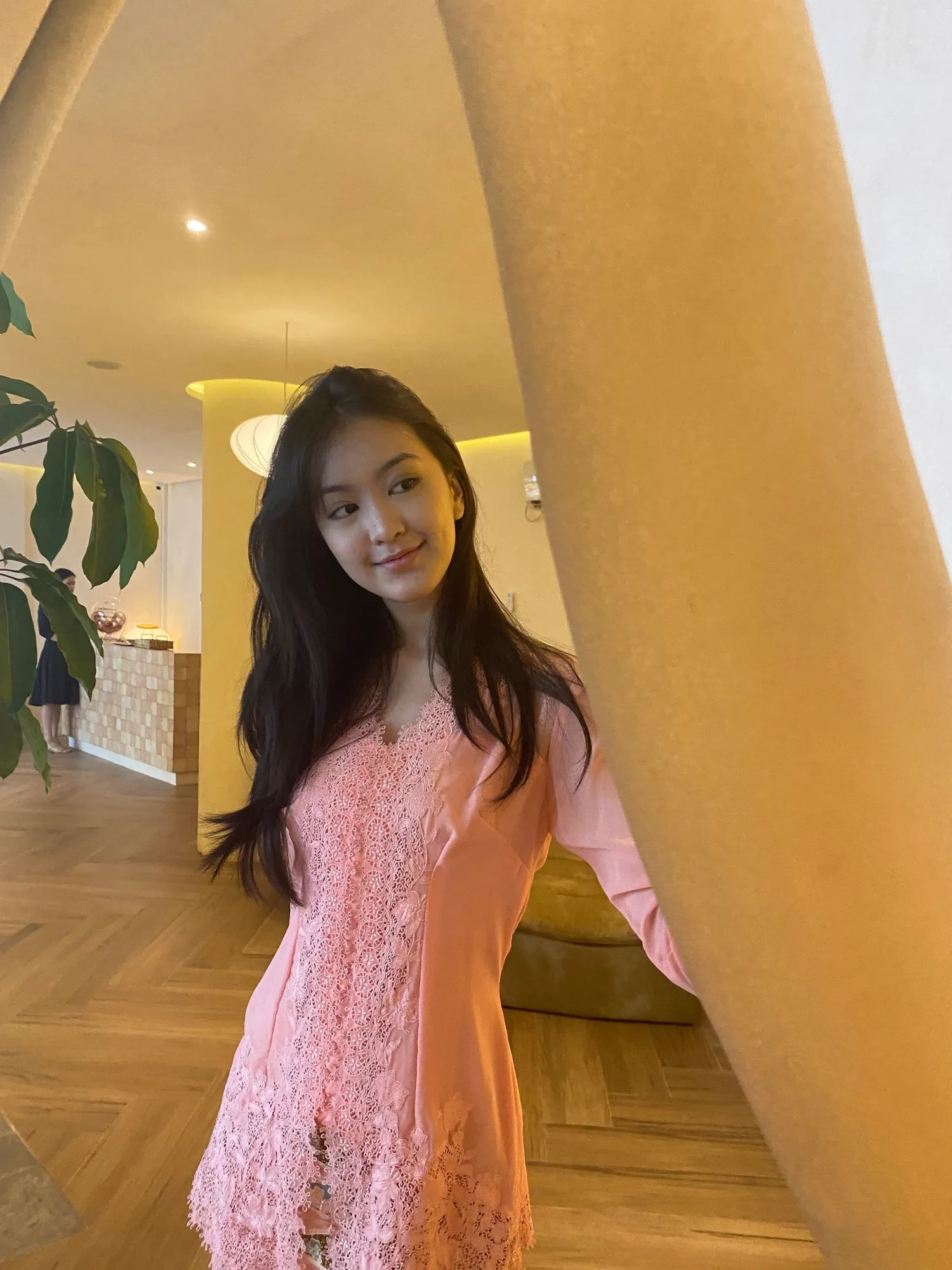 Pakai Kebaya Berwarna Peach