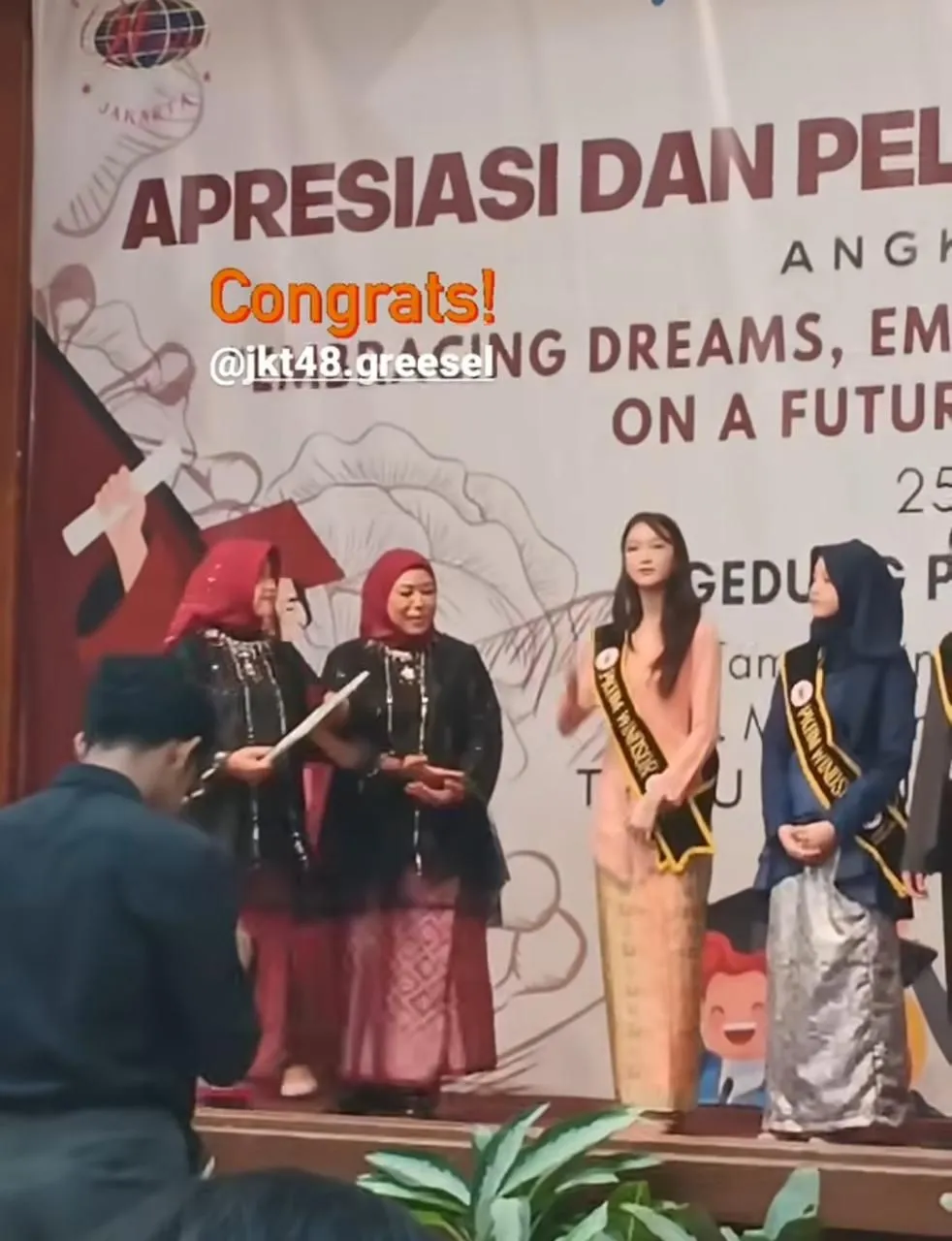 Terima Piagam Kelulusan