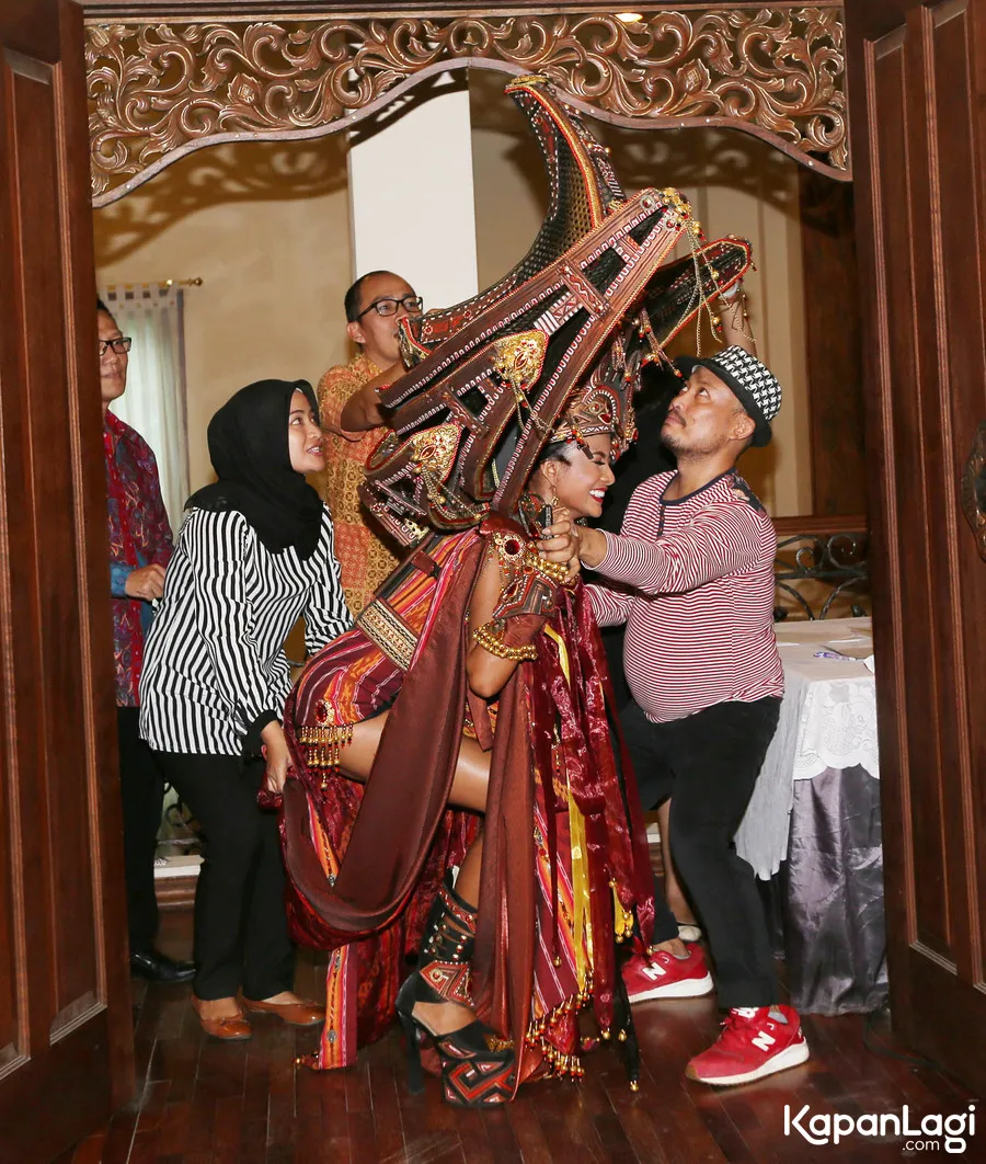 Greysa Amanda membutuhkan bantuan saat mengenakan kostum nasional yang begitu berat tersebut. ©KapanLagi.com/Budy Santoso