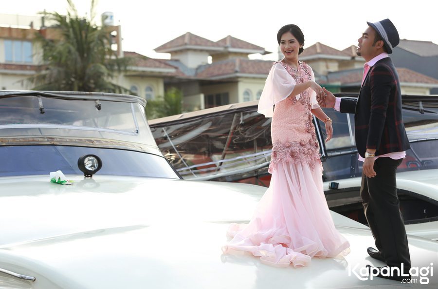 Romantis, Gretha Martini Jalani Foto Pre Wedding di Atas 