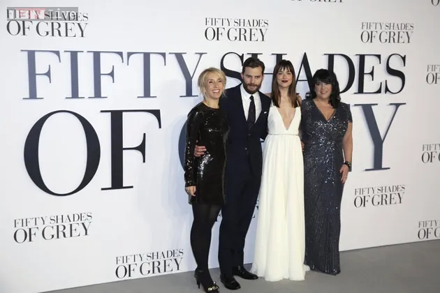Sam Taylor-Johnson, Jamie Dornan, Dakota Johnson dan E.L. James dalam gala premier FIFTY SHADES/©ibnlive.in.com