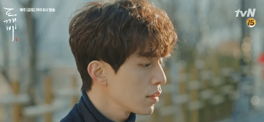 Dalam salah satu scene serial drama TV GOBLIN, bulu mata Lee Dong Wook makin terlihat jelas. /© via koreaboo.com