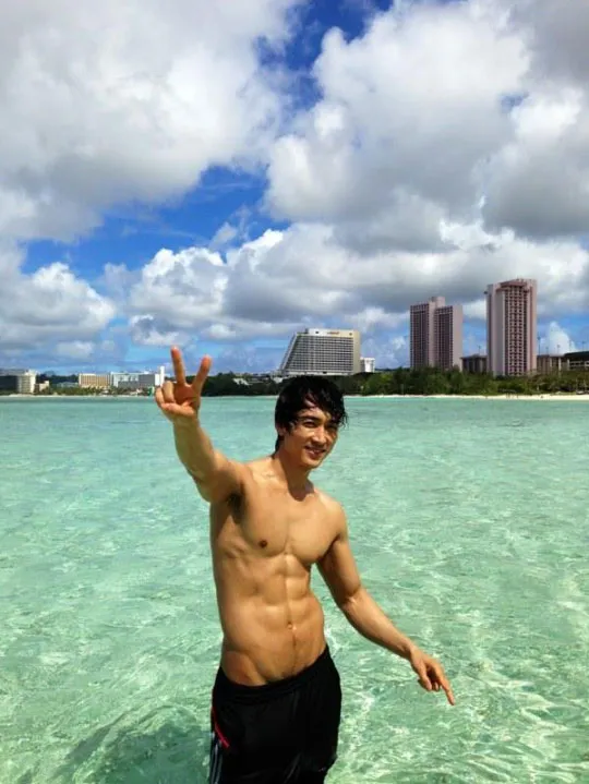 Song Seung Hun dengan ototnya yang begitu besar. ©soompi.com