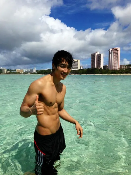 Aktor Song Sung Hun berpose di Guam. ©soompi.com