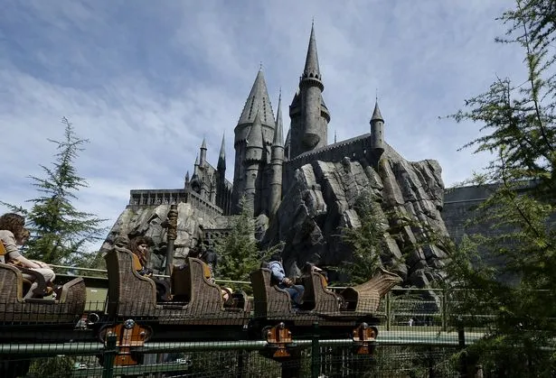 Taman bermain bertema Harry Potter di Universal Studios Hollywood © mirror.co.uk