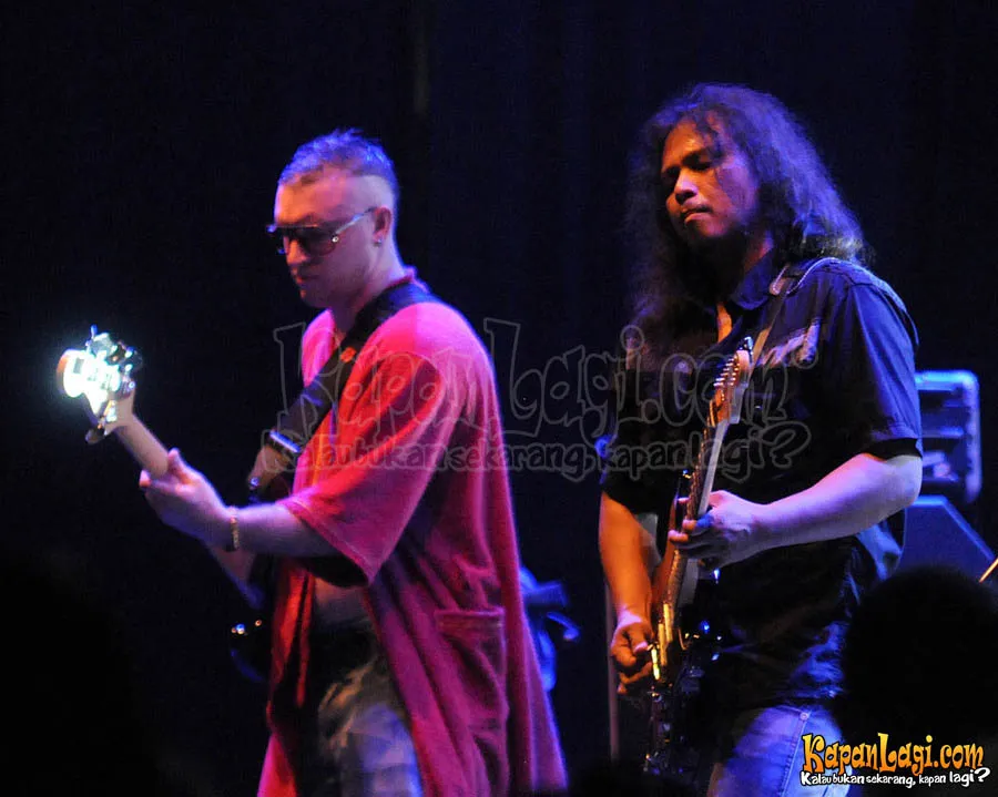 Gugun Blues Shelter dalam salah satu aksi @KapanLagi.com®