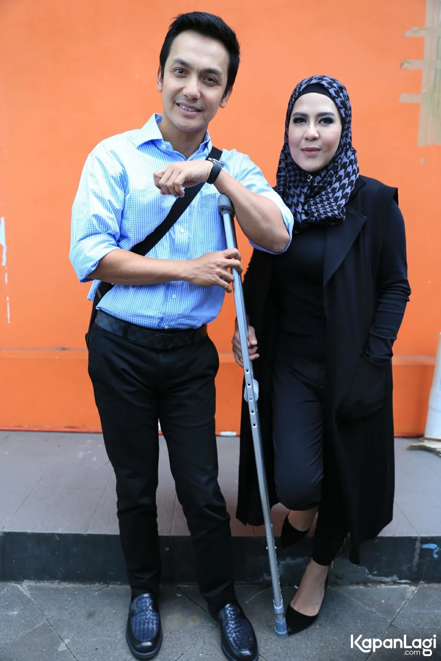 Gunawan masih menggunakan kruk setelah kecelakaan 2014 silam/©KapanLagi.com®/Agus Apriyanto