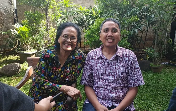 Gugun Gondrong dan ibunya, Tuning Sukobagyo © KapanLagi.com/Fikri Alfi Rosyadi