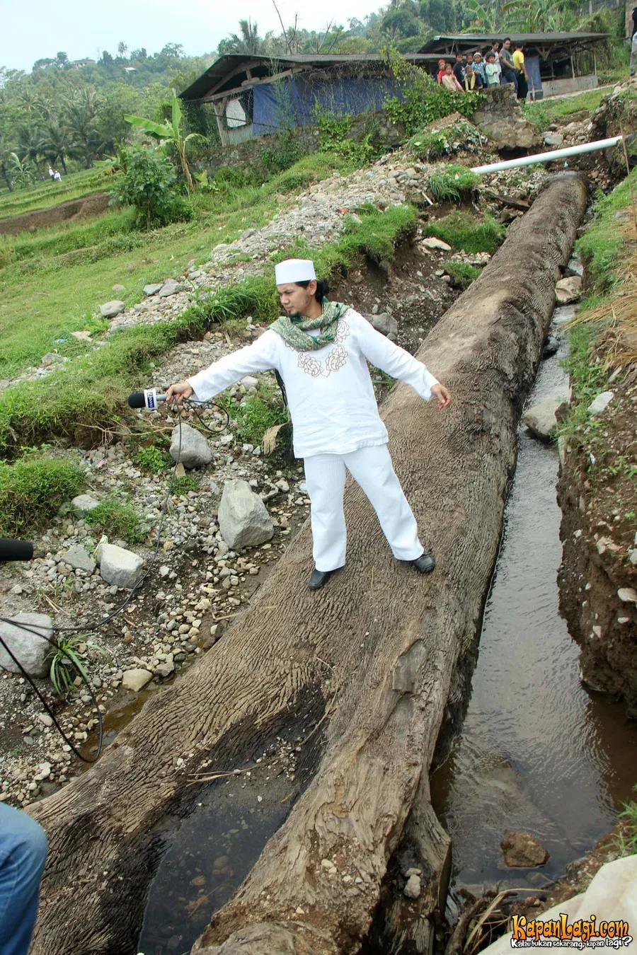 Guntur Bumi ditantang hakim untuk membuktikan kemampuan menangkap hantu.