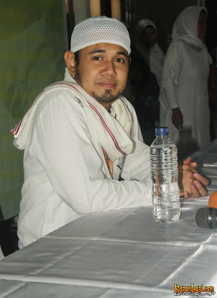 Ustaz Guntur Bumi menutup tempat praktek pengobatannya. @KapanLagi.com®