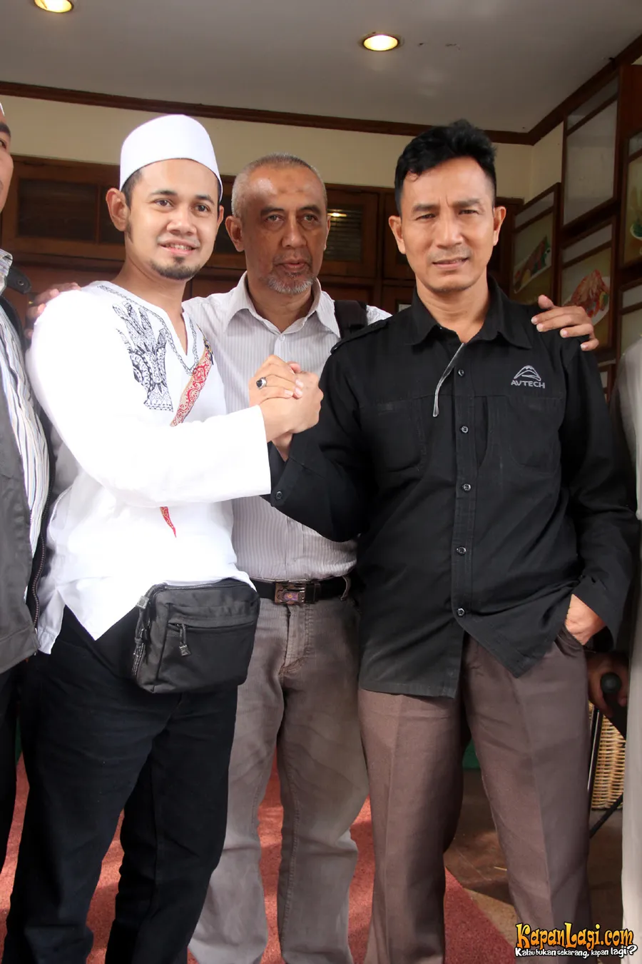 Hans Suta saat islah dengan Guntur Bumi. @KapanLagi.com®