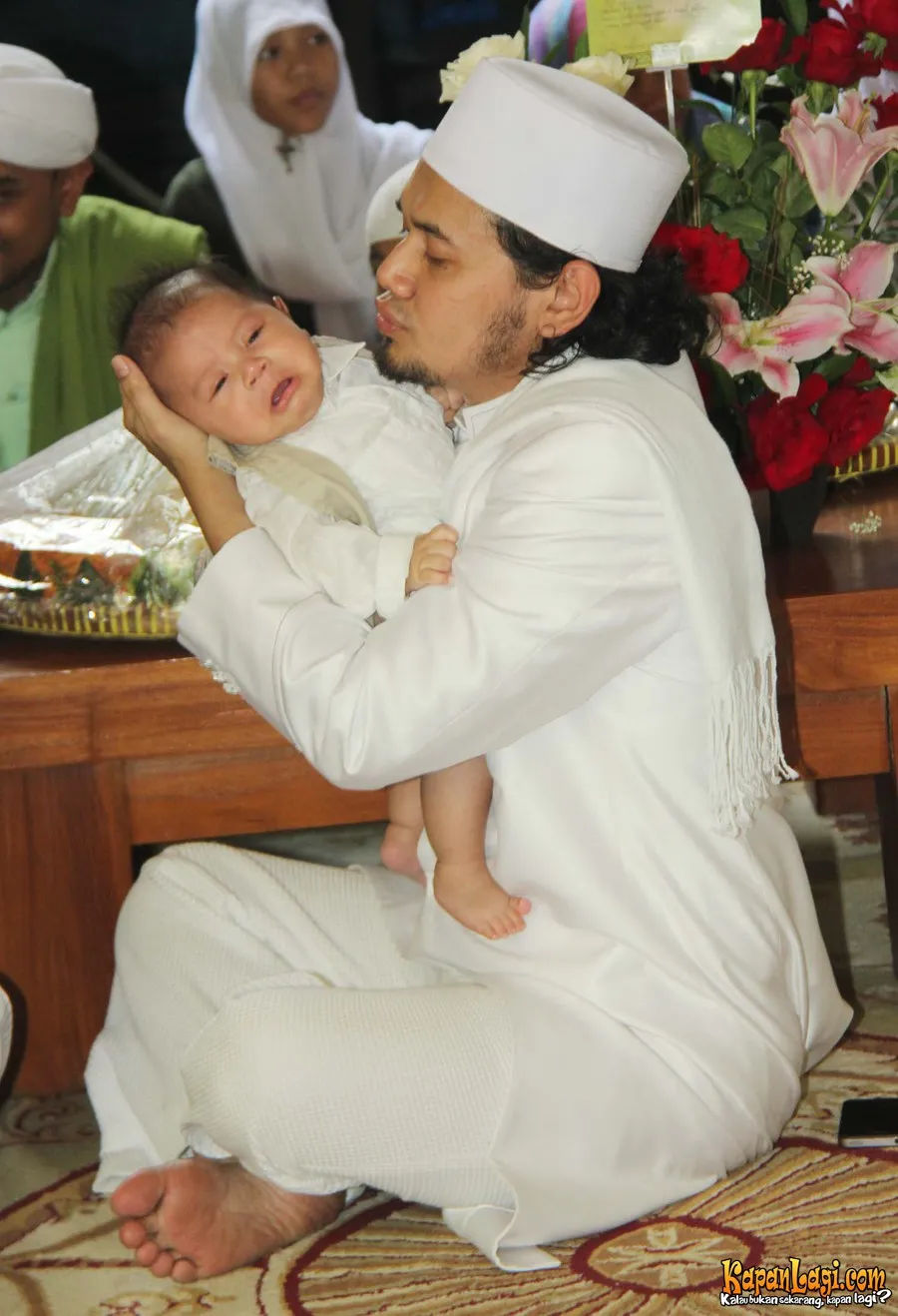 Pihak NA yang mengaku menjadi korban Guntur Bumi menyiapkan 5 bukti sebagai dasar untuk menjerat Ustaz tersebut.