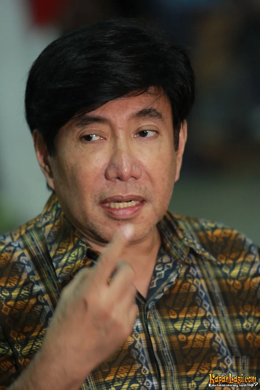 Guruh berikan potongan pertama tumpengnya ke ajudan Bung Karno.