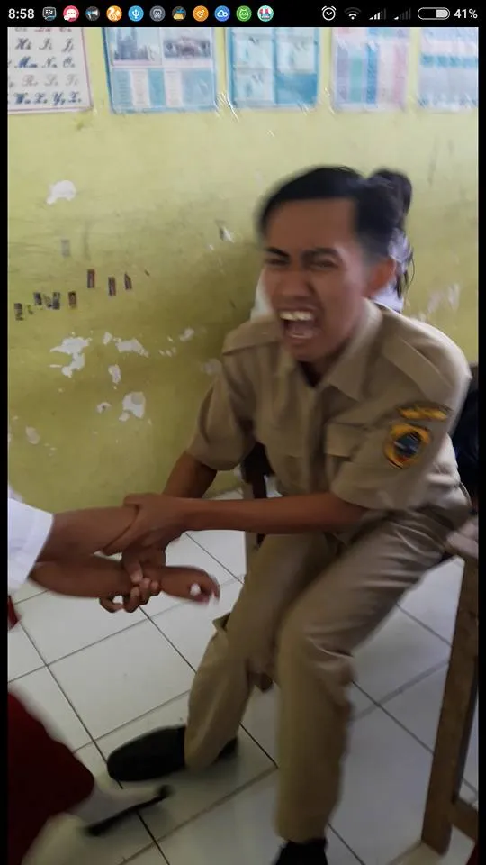 Seorang guru jadi korban 'keganasan' murid yang enggan melakoni imunisasi © Facebook.com/Atika Durrotin