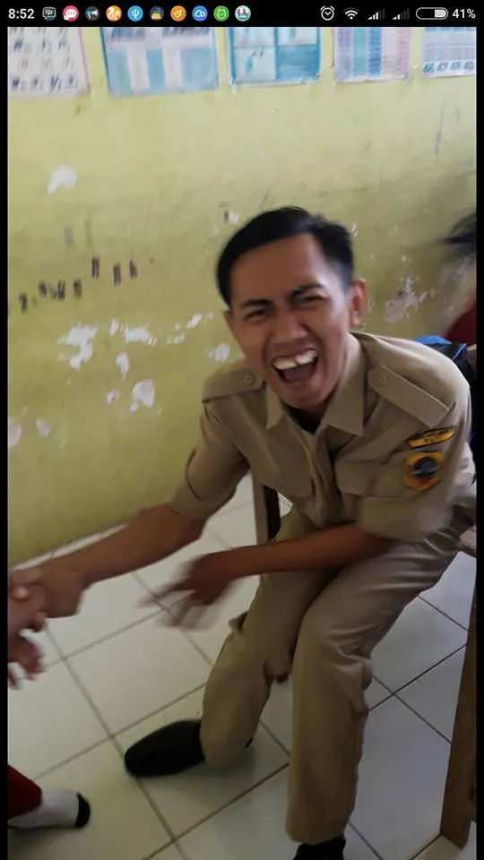 Tampak jelas si guru pria meringis kesakitan usai kemaluannya ditendang sang murid © Facebook.com/Atika Durrotin