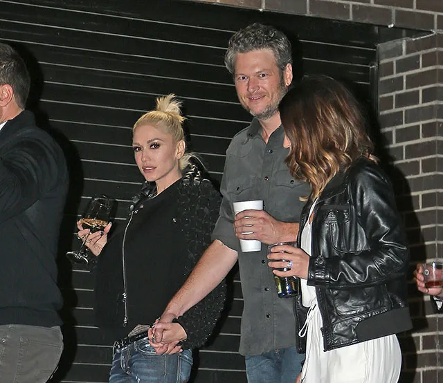 Gwen Stefani dan Blake Shelton tak malu bergandengan tangan © Splashnews.com