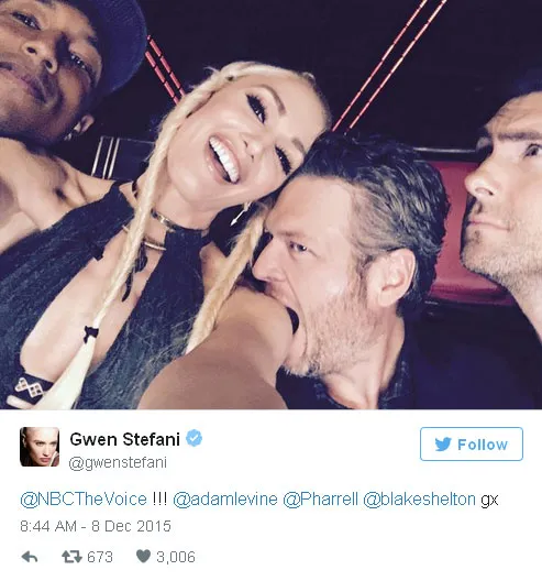 Blake Shelton gigit pundak Gwen Stefani © Twitter.com/gwenstefani