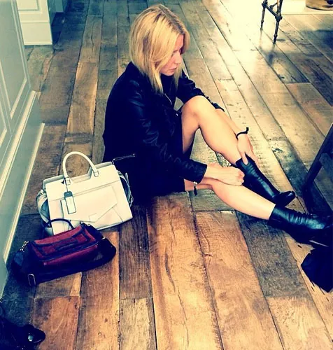 Gwyneth saat memilah-milah barang untuk amal @ instagram.com/gwynethpaltrow