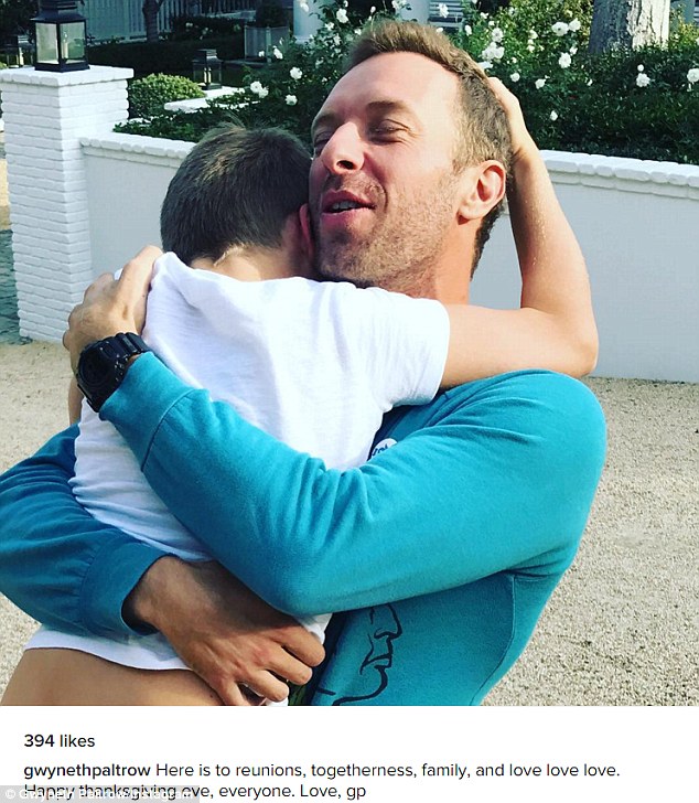 Foto kehangatan Chris Martin sebagai seorang ayah ini diunggah oleh Gwyneth Paltrow.