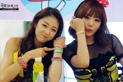 Rise dan EunB Ladies Code menjadi korban kecelakaan mobil, Rabu (3/9) @ohkpop.com